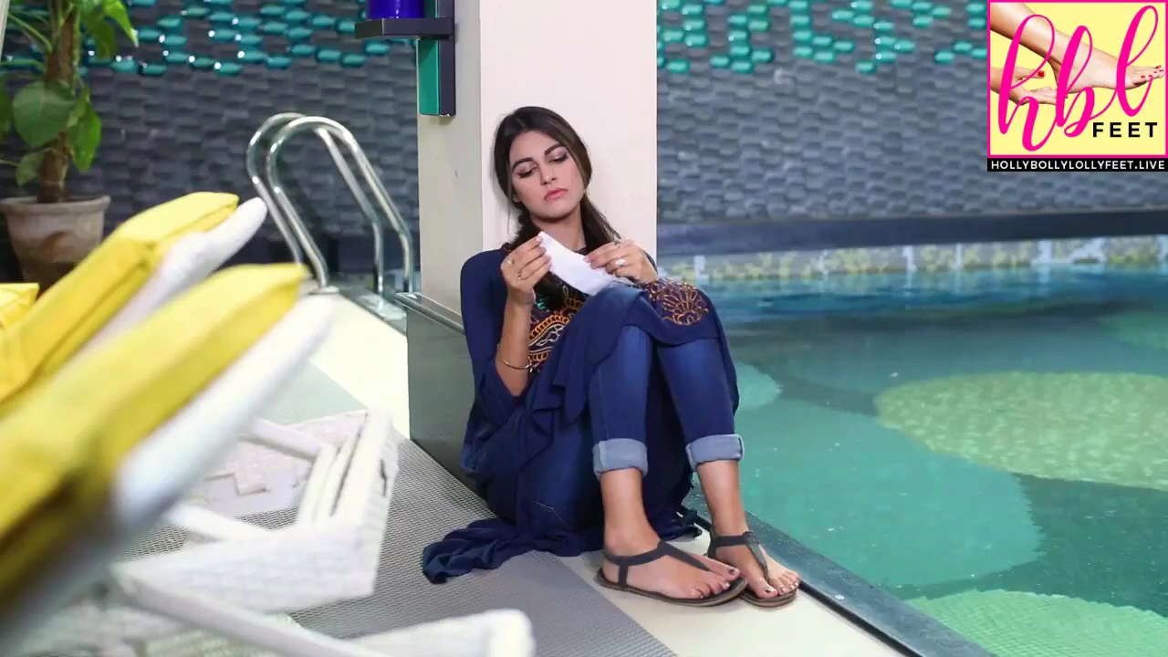 Anzela Abbasi Feet