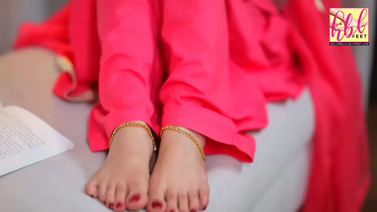Saniya Shamshad Hussain Cute Feet Closeup
