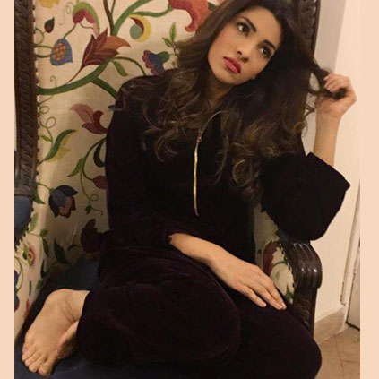 Zhalay Sarhadi Feet Videos